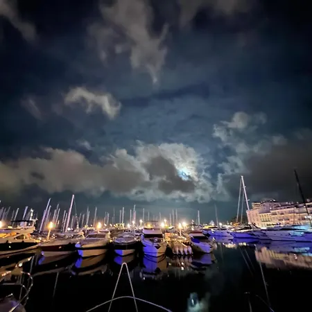 Πλωτό κατάλυμα Sunset Yacht Rooftop A Juan